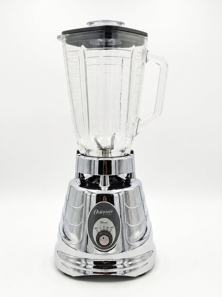 Licuadora Oster Cromada Classic con vaso de vidrio y base cromada, sobre fondo blanco