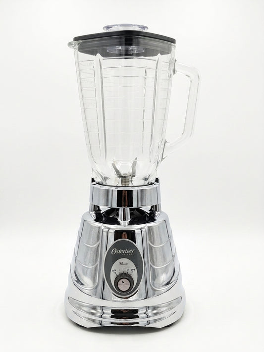 Licuadora Oster Cromada Classic con vaso de vidrio y base cromada, sobre fondo blanco
