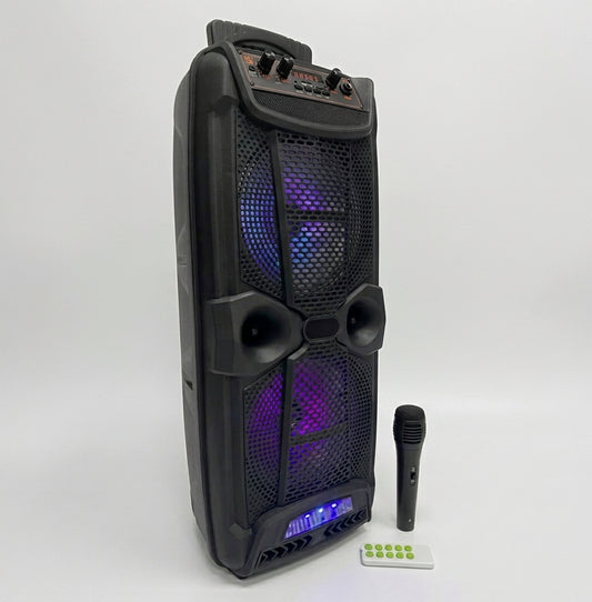 Bocina torre inalambrica con luces LED encendidas, vista de tres cuartos con microfono
