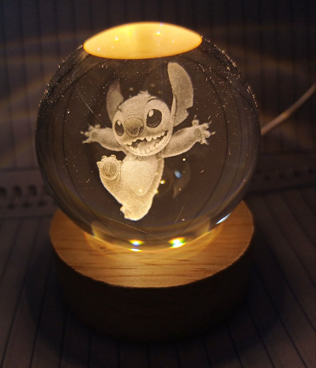 Esfera de cristal LED con diseño 3D de Stitch sentado, base de madera
