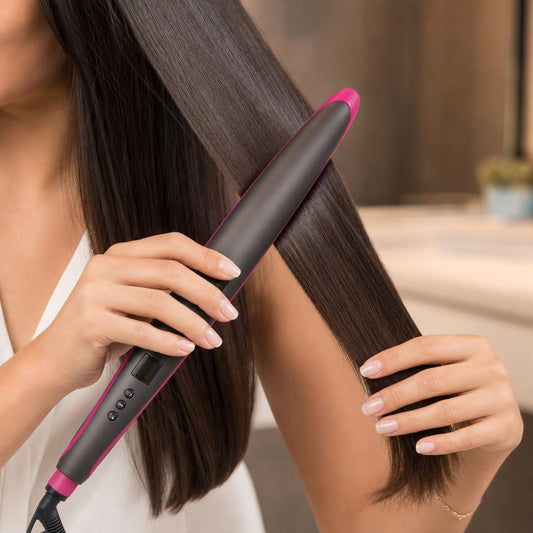 Plancha de cabello rosa en uso alisando el cabello